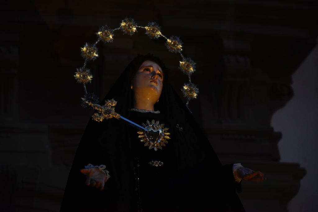 Las mejores imágenes de las cofradías del Viernes Santo en Málaga. Procesionan Monte Calvario, Descendimiento, Dolores de San Juan, Amor, Traslado, Piedad, Sepulcro y Servitas.