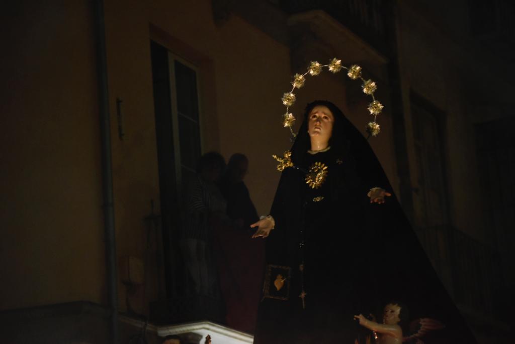 Las mejores imágenes de las cofradías del Viernes Santo en Málaga. Procesionan Monte Calvario, Descendimiento, Dolores de San Juan, Amor, Traslado, Piedad, Sepulcro y Servitas.