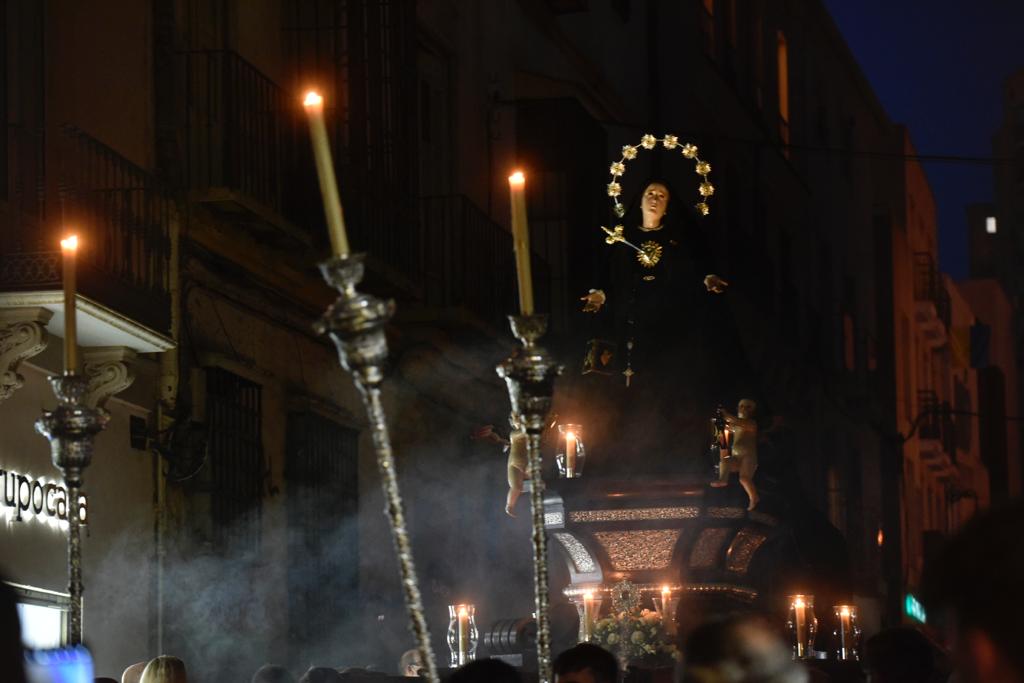 Las mejores imágenes de las cofradías del Viernes Santo en Málaga. Procesionan Monte Calvario, Descendimiento, Dolores de San Juan, Amor, Traslado, Piedad, Sepulcro y Servitas.
