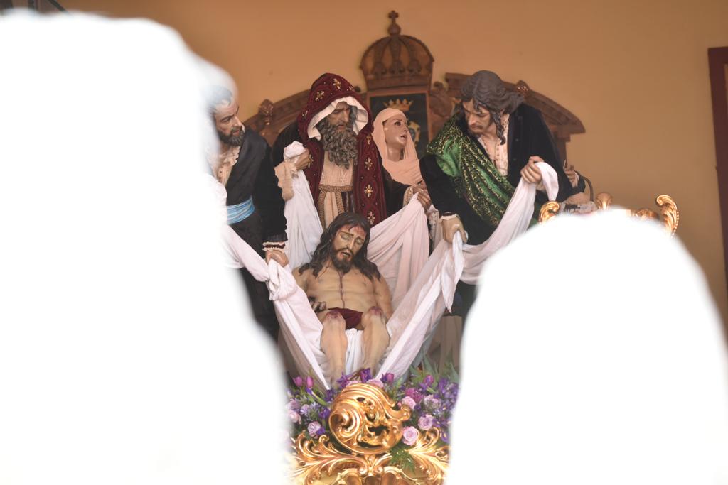 Las mejores imágenes de las cofradías del Viernes Santo en Málaga. Procesionan Monte Calvario, Descendimiento, Dolores de San Juan, Amor, Traslado, Piedad, Sepulcro y Servitas.