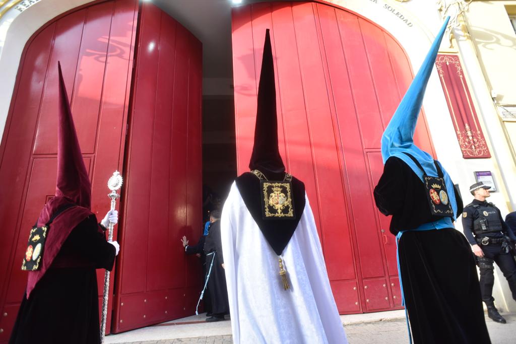 Las mejores imágenes de las cofradías del Viernes Santo en Málaga. Procesionan Monte Calvario, Descendimiento, Dolores de San Juan, Amor, Traslado, Piedad, Sepulcro y Servitas.