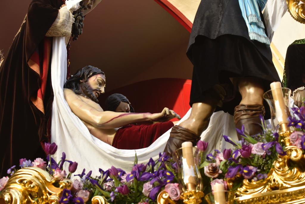 Las mejores imágenes de las cofradías del Viernes Santo en Málaga. Procesionan Monte Calvario, Descendimiento, Dolores de San Juan, Amor, Traslado, Piedad, Sepulcro y Servitas.