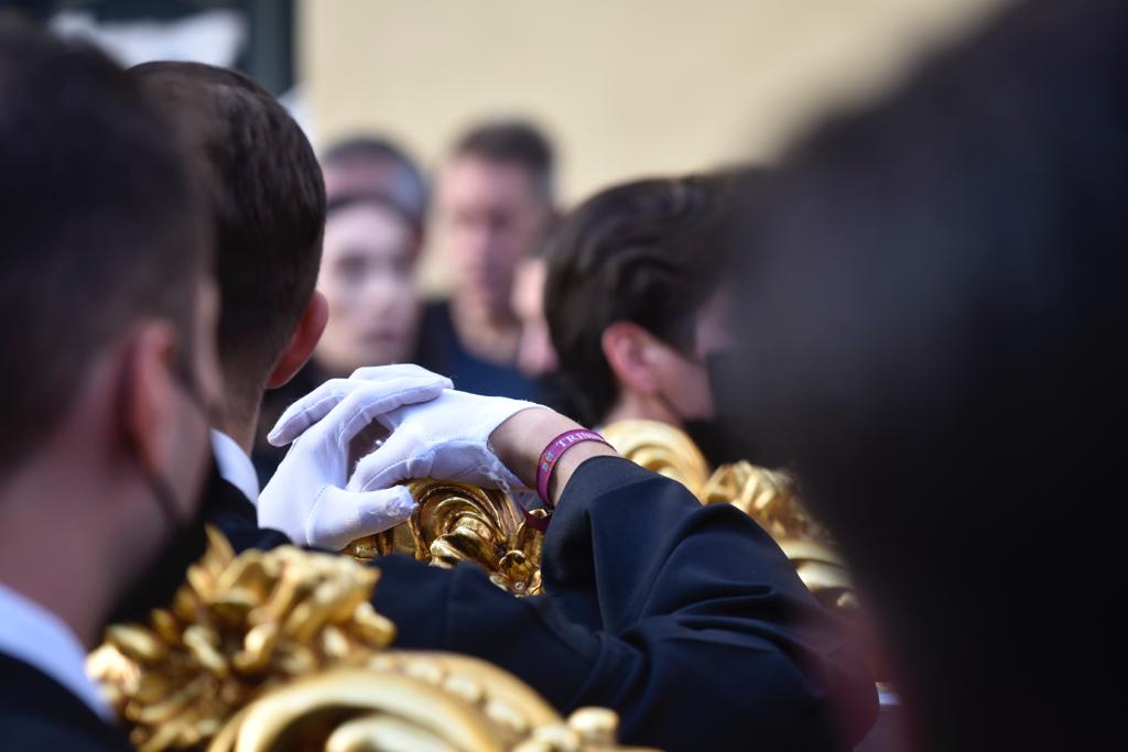Las mejores imágenes de las cofradías del Viernes Santo en Málaga. Procesionan Monte Calvario, Descendimiento, Dolores de San Juan, Amor, Traslado, Piedad, Sepulcro y Servitas.