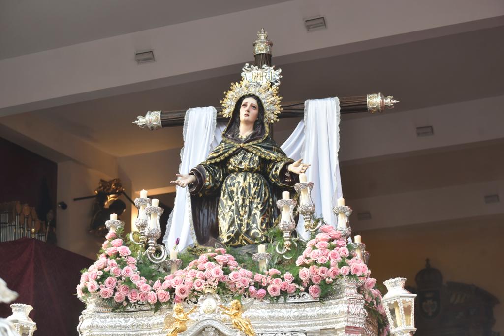 Las mejores imágenes de las cofradías del Viernes Santo en Málaga. Procesionan Monte Calvario, Descendimiento, Dolores de San Juan, Amor, Traslado, Piedad, Sepulcro y Servitas.