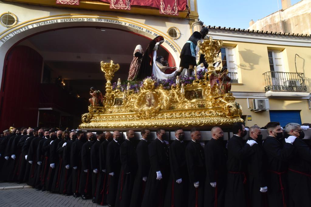Las mejores imágenes de las cofradías del Viernes Santo en Málaga. Procesionan Monte Calvario, Descendimiento, Dolores de San Juan, Amor, Traslado, Piedad, Sepulcro y Servitas.