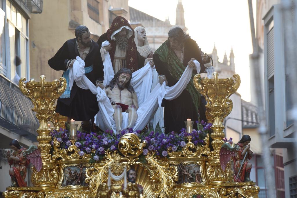 Las mejores imágenes de las cofradías del Viernes Santo en Málaga. Procesionan Monte Calvario, Descendimiento, Dolores de San Juan, Amor, Traslado, Piedad, Sepulcro y Servitas.