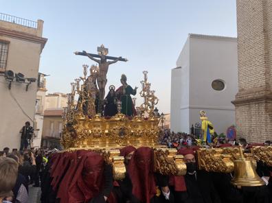 Imagen secundaria 1 - Arriba, La Legión, acompañando a la Virgen de las Angustias Coronada; debajo, a la izquierda, el Cristo del Mar y María Santísima de las Penas; y a la derecha, la Virgen de la Caridad, en la plaza de la Constitución. 