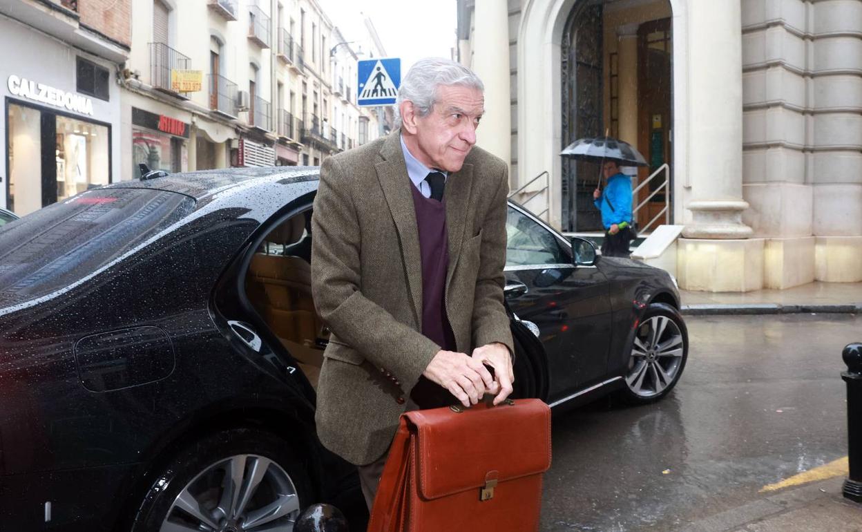 Braulio Medel anunciaba en la tarde del Jueves Santo su intención de renunciar a la presidencia de la Fundación Unicaja. 