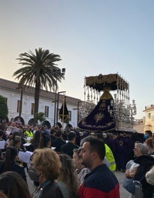 Imagen secundaria 2 - Arriba, La Legión, acompañando a la Virgen de las Angustias Coronada; debajo, a la izquierda, el Cristo del Mar y María Santísima de las Penas; y a la derecha, la Virgen de la Caridad, en la plaza de la Constitución. 