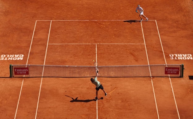 Un remate de Tsitsipas con Davidovich desplazado en la pista. 