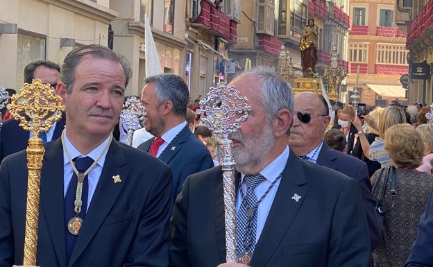 El presidente de la Agrupación, Pablo Atencia, delante del Cristo Resucitado. 