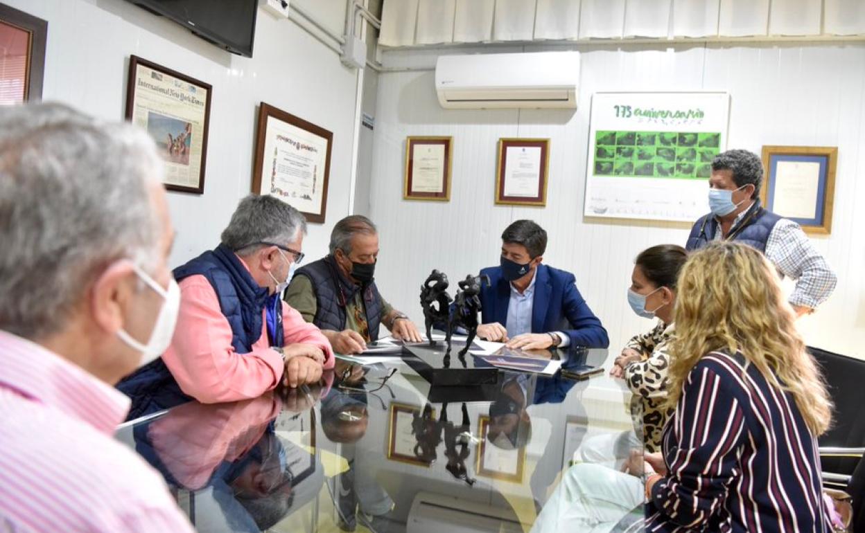 Juan Marín, durante su reunión con el presidente de la Real Sociedad de Carreras de Caballos de Sanlúcar y el director gerente.