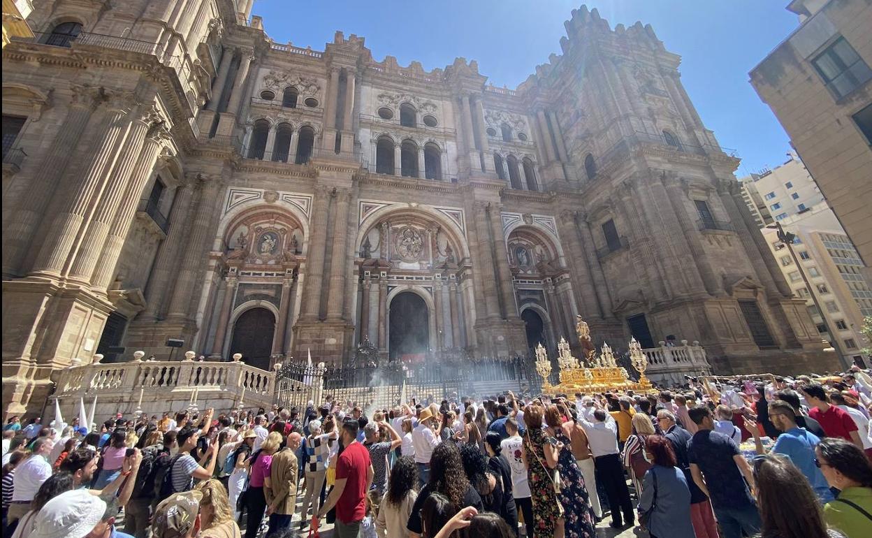 El trono del Resucitado a su paso por el atrio de la Catedral. 