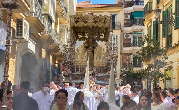 La Virgen Reina de los Cielos tras entrar en la calle Nosquera para entrar en San Julián. 