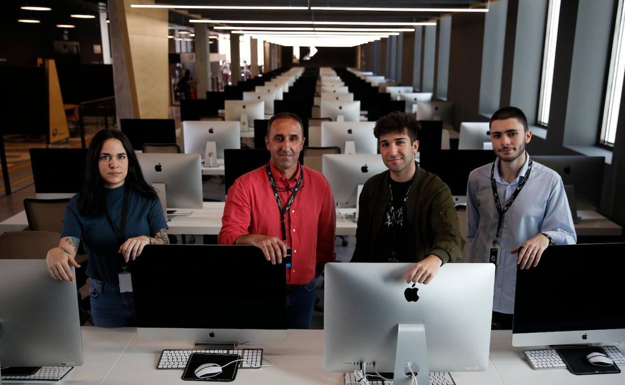 Laura García, Tomás y Jaime Nevado y Félix de Federico, cuatro de los estudiantes de 42 Málaga. 