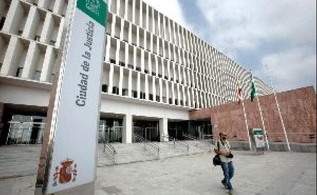 La Junta pide al juez hacer la autopsia en Córdoba a la joven que murió con Covid en los calabozos de Fuengirola