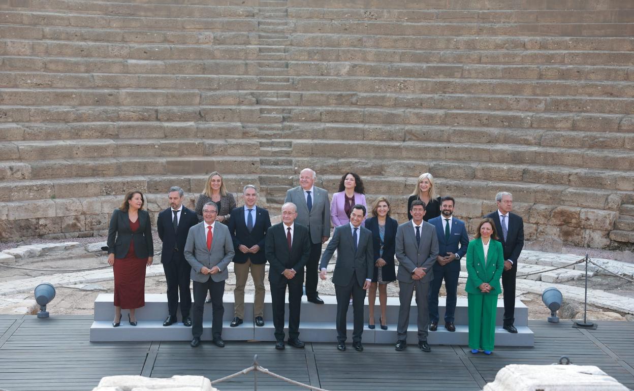 Foto de familia antes del inicio de la reunión.