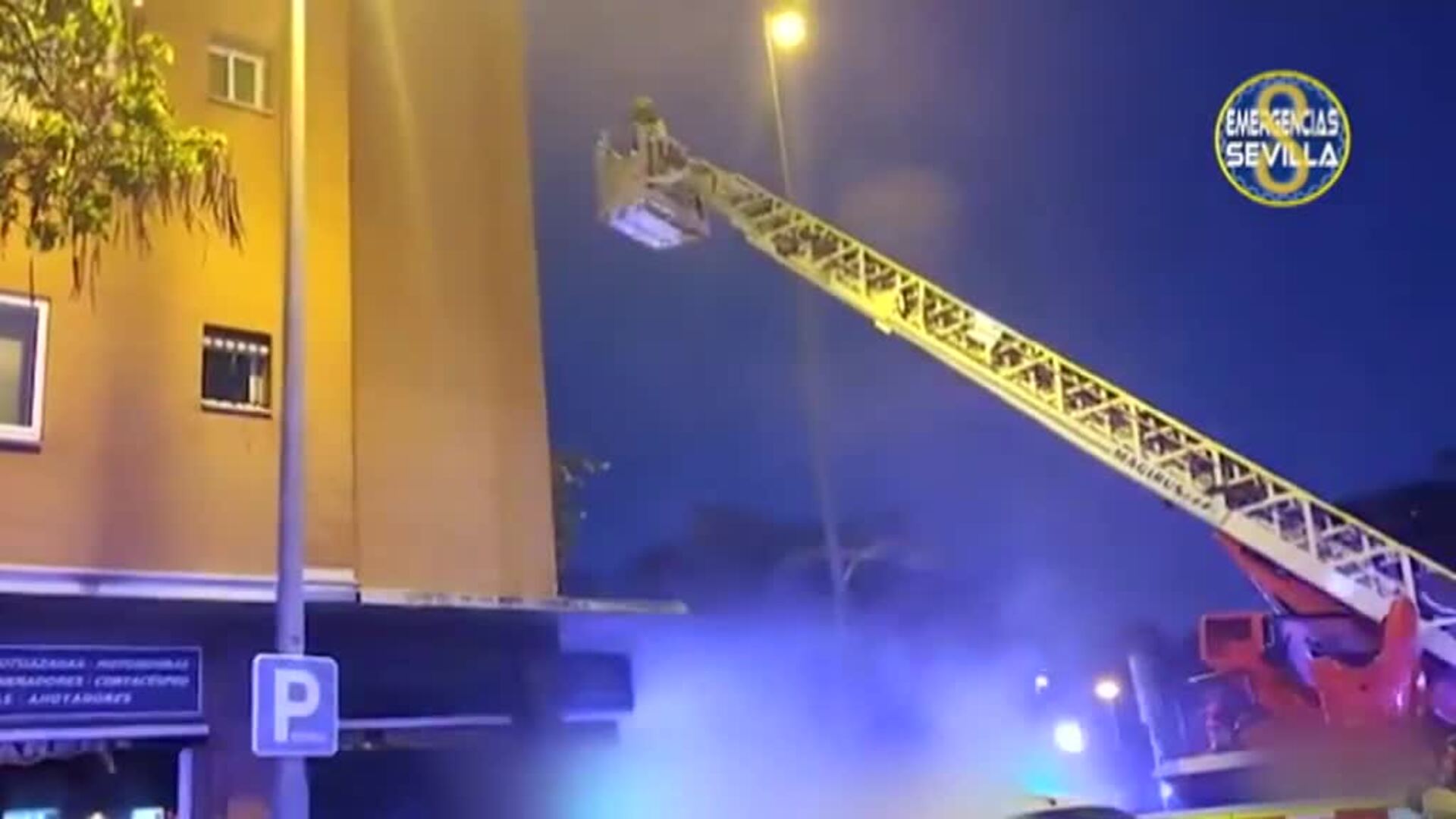 Espectacular incendio en un taller mecánico en el centro de Sevilla