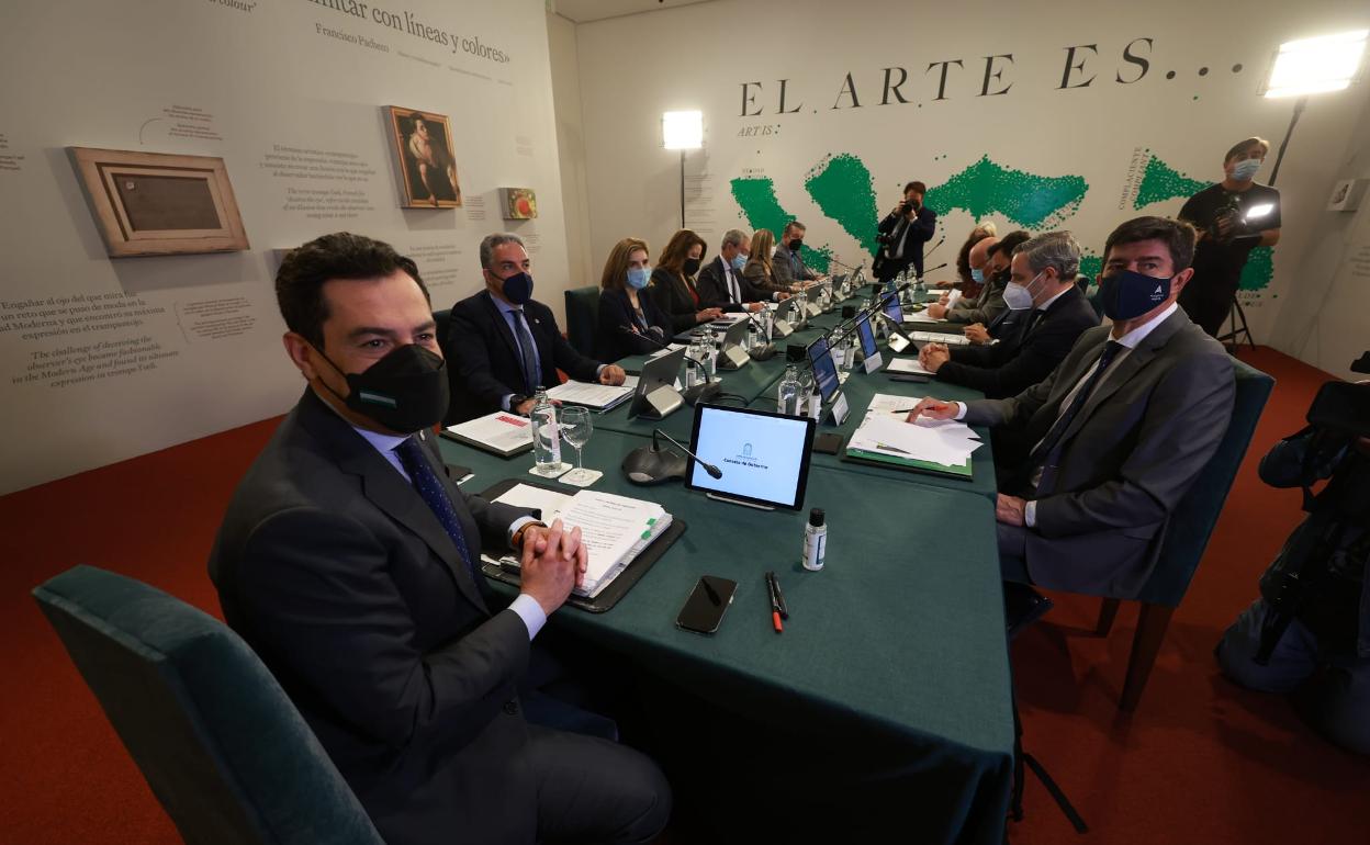 Moreno, Bendodo y Marín, en primer , en la reunión del Consejo de Gobierno.término