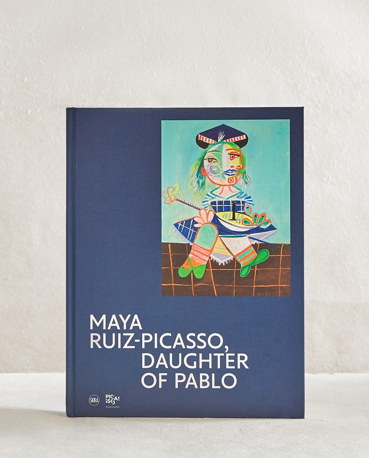 La línea, realizada en colaboración con Picasso Estate, incluye desde láminas de gran formato de algunas de sus obras a textiles como mantas, manteles, cojines o servilletas con motivos de rayas y poemas del artista malagueño. 