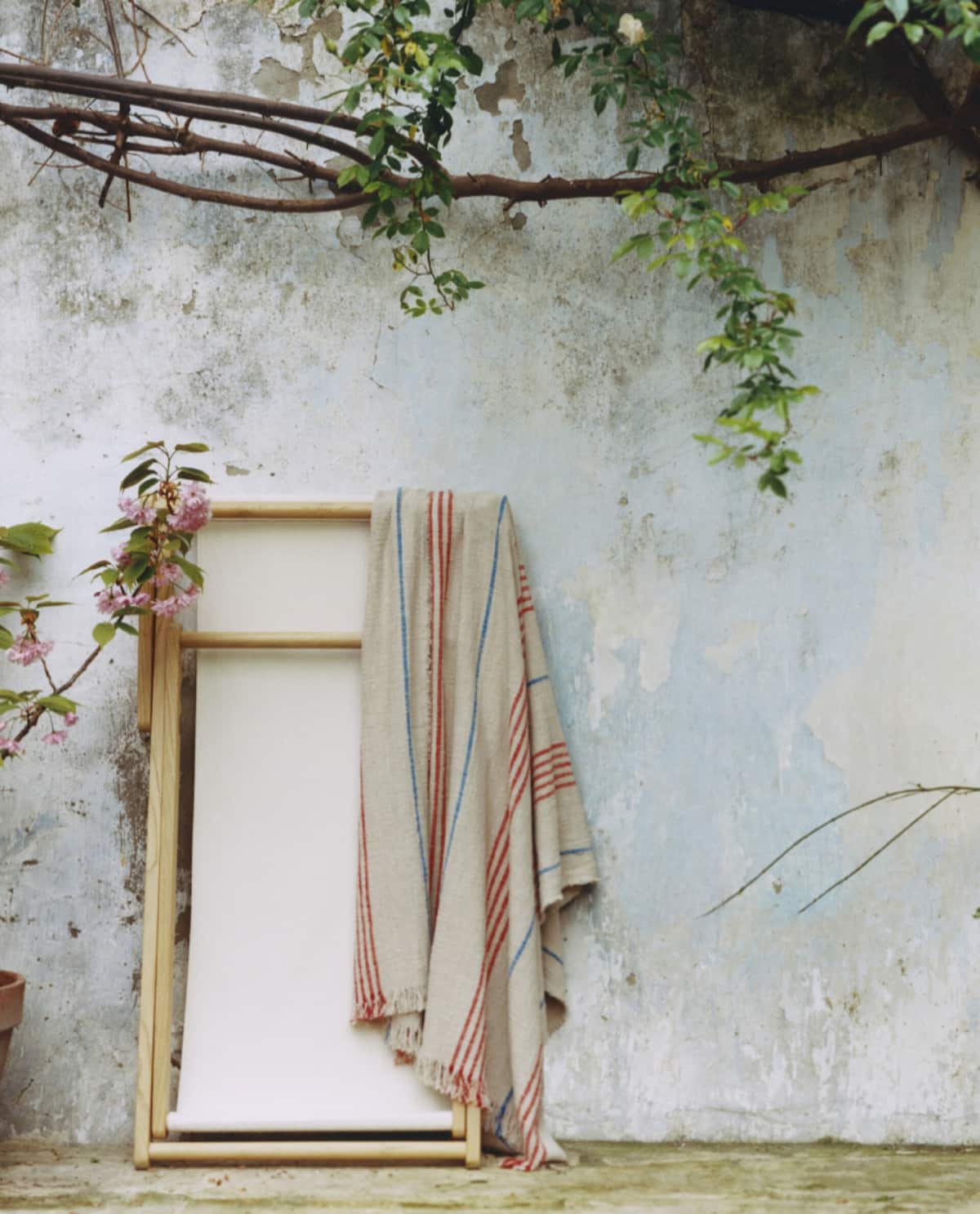 La línea, realizada en colaboración con Picasso Estate, incluye desde láminas de gran formato de algunas de sus obras a textiles como mantas, manteles, cojines o servilletas con motivos de rayas y poemas del artista malagueño. 