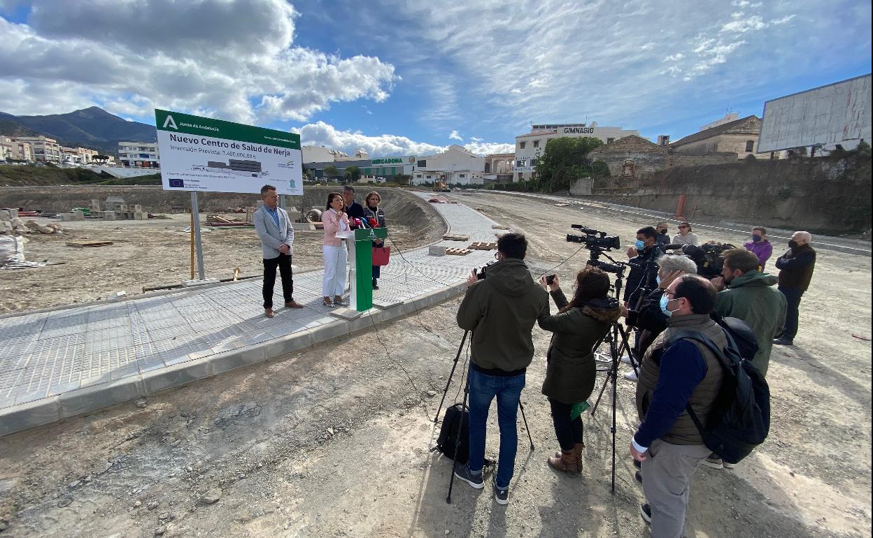 La delegada de la Junta en Málaga y el alcalde nerjeño, con los ediles de Salud y Urbanismo, este miércoles en la parcela. 