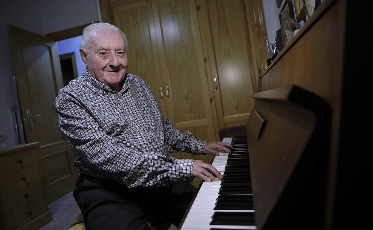 Manuel del Campo, en el piano que tiene en su estudio. 