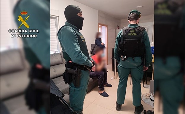 Imagen principal - Tres imágenes de la operación de la Guardia Civil desplegada en Almería, Málaga y Murcia. 