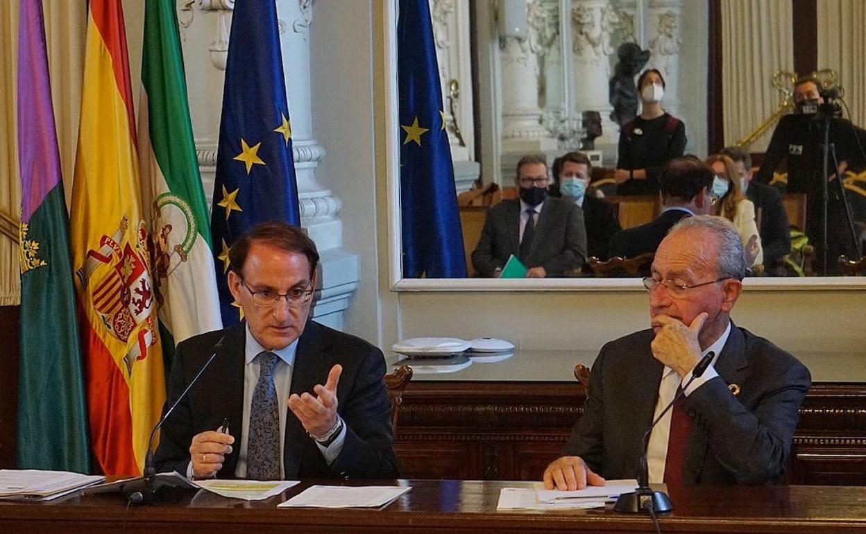 González de Lara y De la Torre firman la ampliación del convenio entre la CEM, Garántia y el Ayuntamiento. 