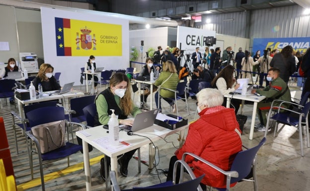 Mesas de atención a los refugiados ucranianos en el centro de Málaga.