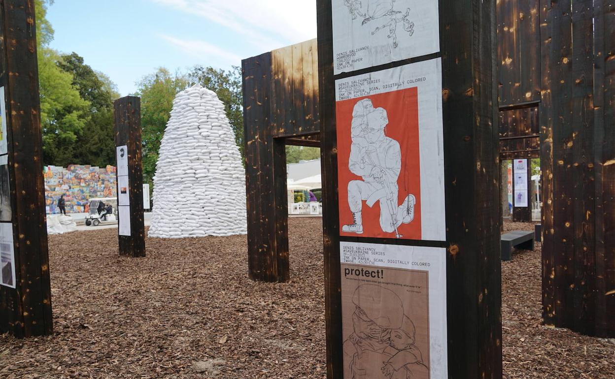 'Plaza Ucrania', montaje de los artistas Borys Filonenko, Lizaveta German y Maria Lanko, en el pabellón del Ucrania.