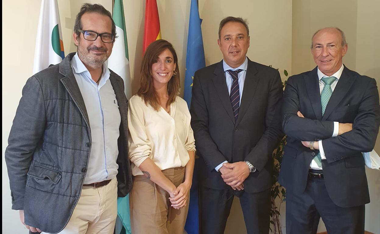 Fundadores de Coliving, ganadores de la primera edición del concurso de la OMT, con responsable de Aehcos. 