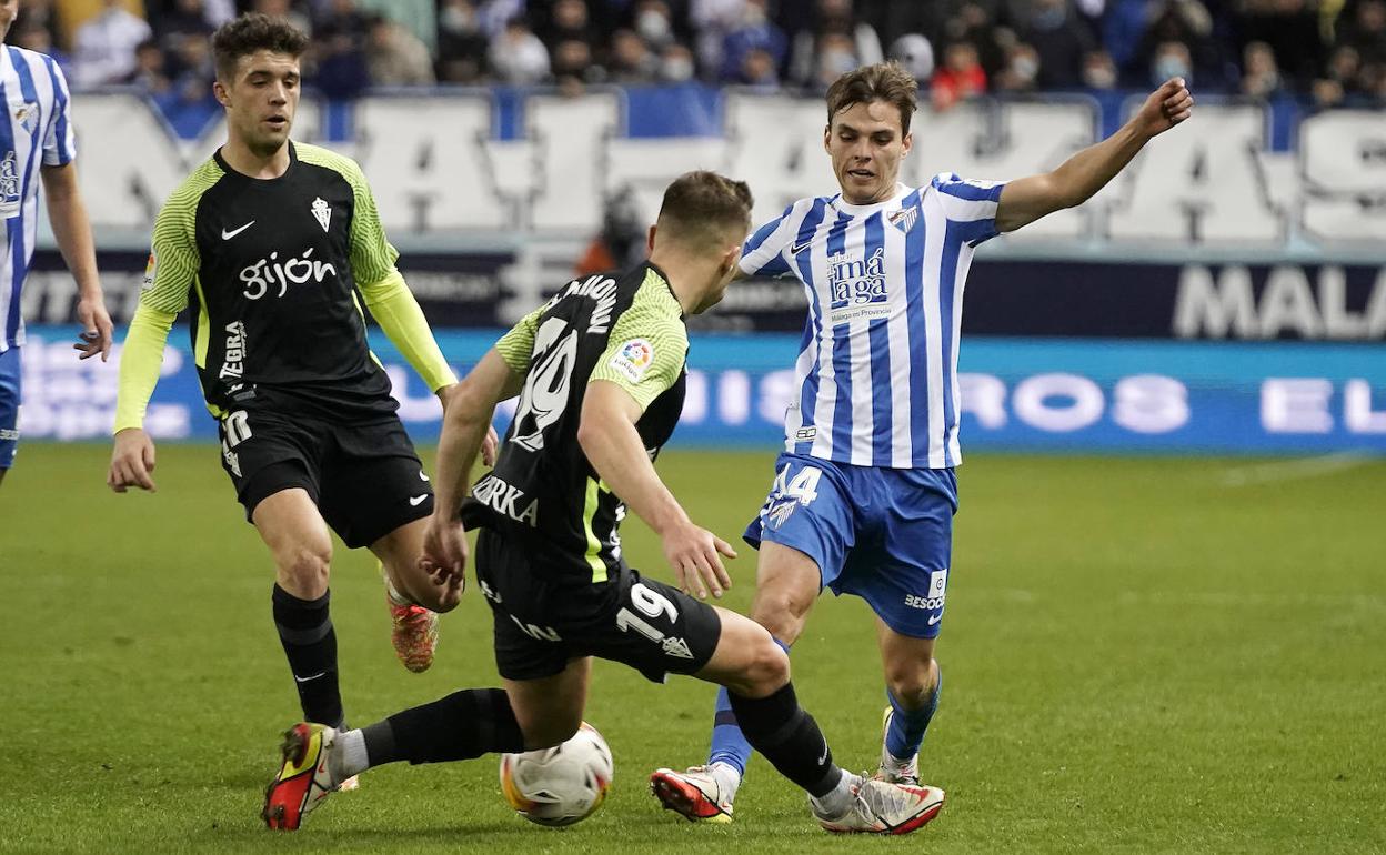 El jugador del Málaga, Aleix Febas, en un partido de esta temporada contra el Sporting en La Rosaleda.