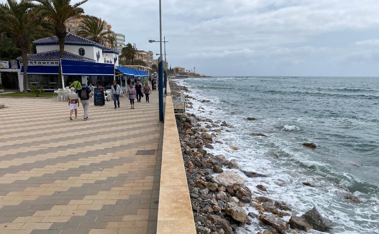 Imagen de la playa torroxeña de Ferrara durante la pasada Semana Santa. 