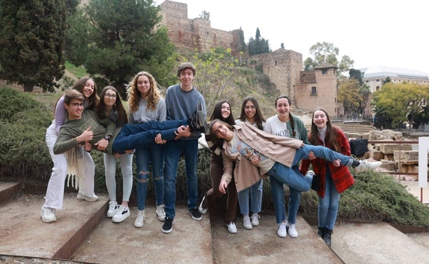 Los jóvenes becados, en la subida a la pasarela de la Alcazaba. 