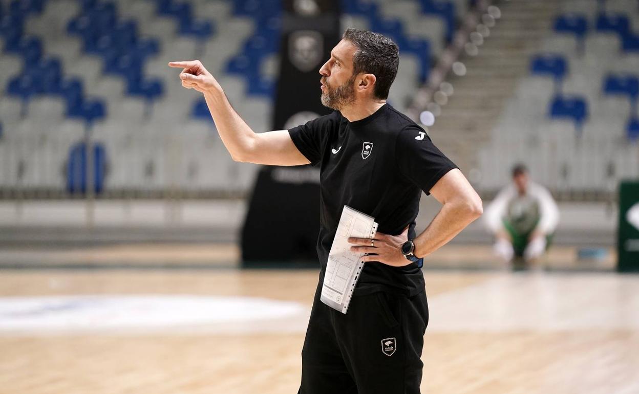 Ibon Navarro da instrucciones durante un entrenamiento. 