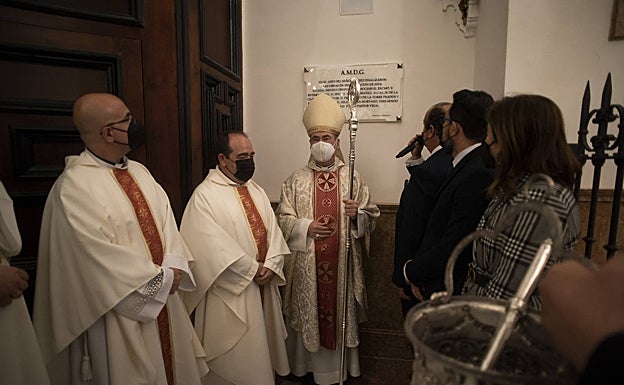 Placa descubierta en el interior del templo para recordar la obra de rehabilitación. 