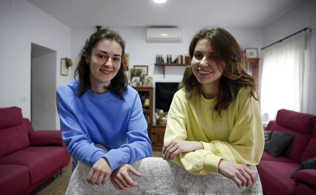 Vitalina y Anastasiia lucen los colores de la bandera ucraniana en sus sudaderas.