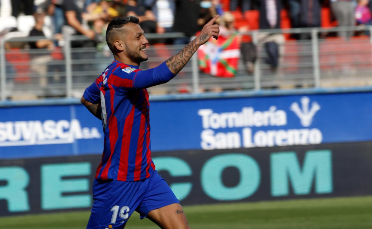 El futbolista del Eibar Juan Diego Molina Martínez 'Stoichkov', celebra uno de sus 18 goles esta temporada.