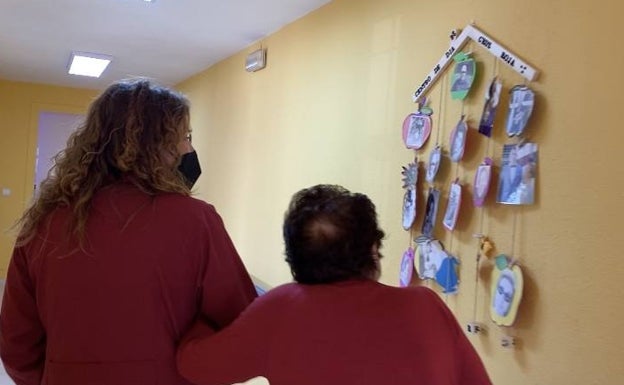 Sonia Moreno pasea con María mientras ven los recuerdos colgados en la pared. 