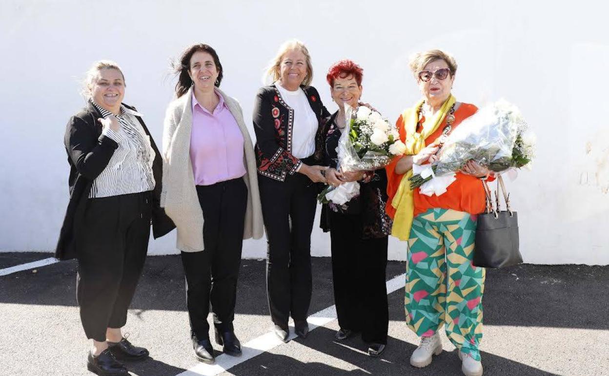 La alcaldesa asiste junto a la hermana mayor de la Cofradía de la Patrona de Marbella, Ana Belén Haro, y la restauradora de Nuestra Señora del Carmen del puerto, Loli Almeida, al traslado de la Virgen a su templete en el puerto. 