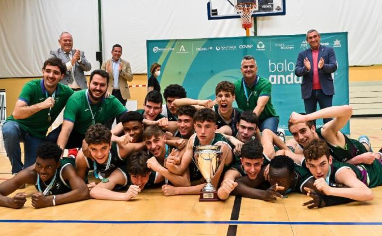 La plantilla del Unicaja celebra el título andaluz. 