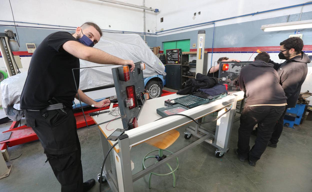 Un grupo de estudiantes, en el taller de automoción del IES Politécnico Jesús Marín 