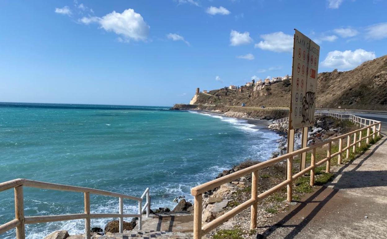 Situación en la playa de Calaceite, en Torrox, el pasado 30 de marzo. 