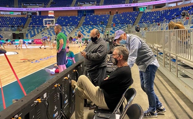 Juan Llaneza, de los Spurs; Claudio Crippa, ojeador de los Spurs para Europa, y R. C. Buford (de negro), manager general de los San Antonio Spurs, siguiendo el calentamiento de Nzosa en el Carpena. 