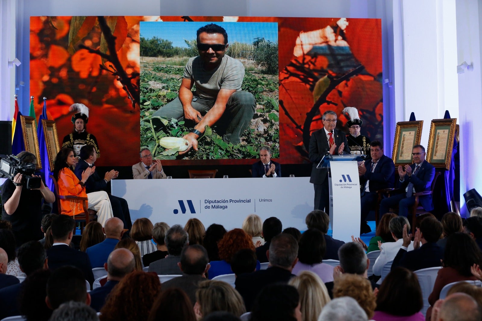 La Diputación de Málaga entrega sus Medallas de Oro a Elías Bendodo, María Peláe, Miguel Ángel Herrera, el aeropuerto y la Liga Provincial de Jábegas y una Mención Honorífica al pueblo de Ucrania