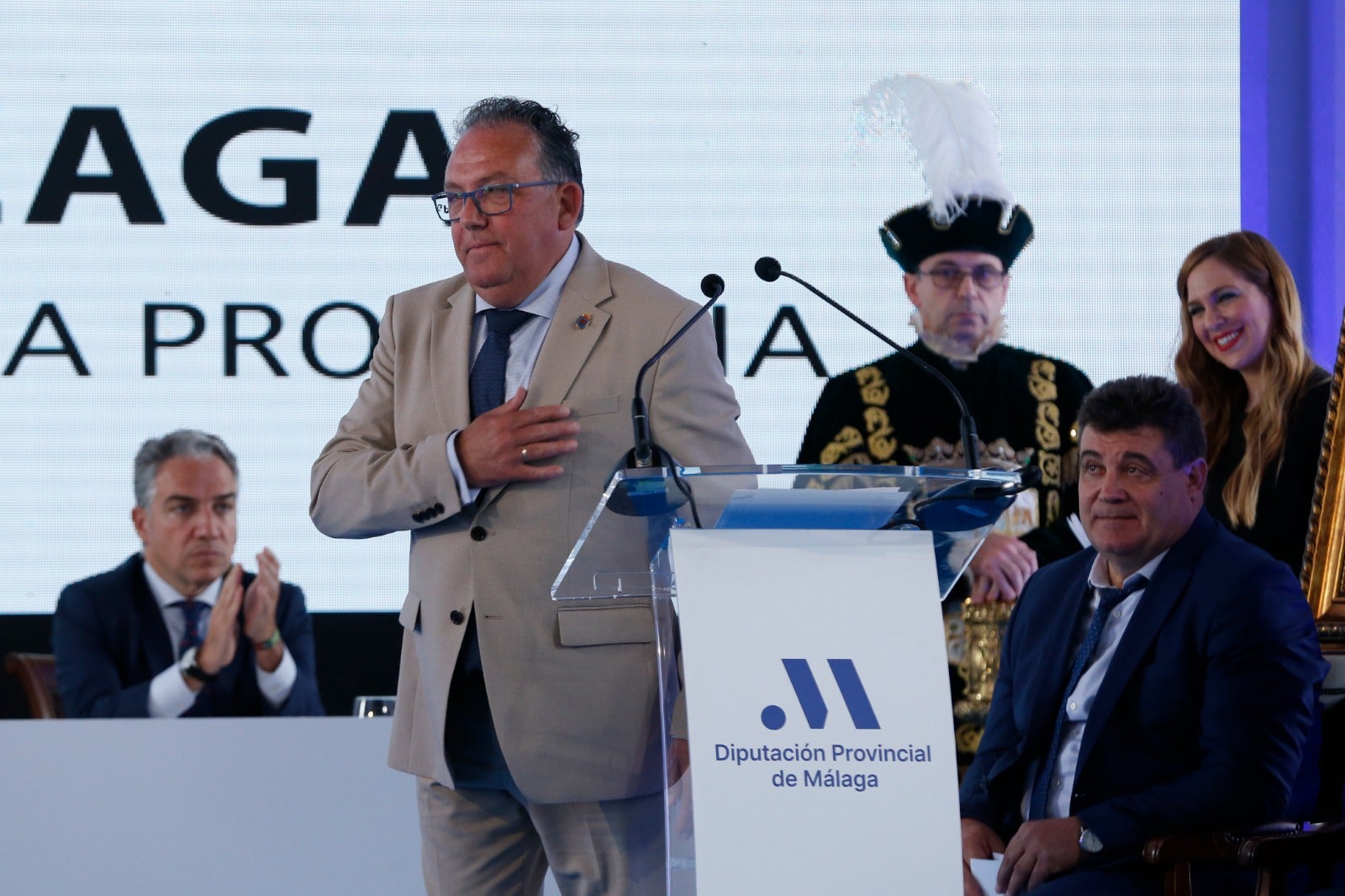 La Diputación de Málaga entrega sus Medallas de Oro a Elías Bendodo, María Peláe, Miguel Ángel Herrera, el aeropuerto y la Liga Provincial de Jábegas y una Mención Honorífica al pueblo de Ucrania