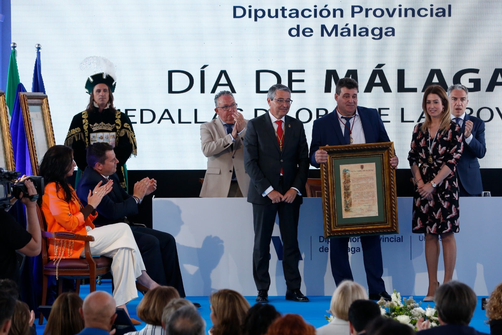 La Diputación de Málaga entrega sus Medallas de Oro a Elías Bendodo, María Peláe, Miguel Ángel Herrera, el aeropuerto y la Liga Provincial de Jábegas y una Mención Honorífica al pueblo de Ucrania