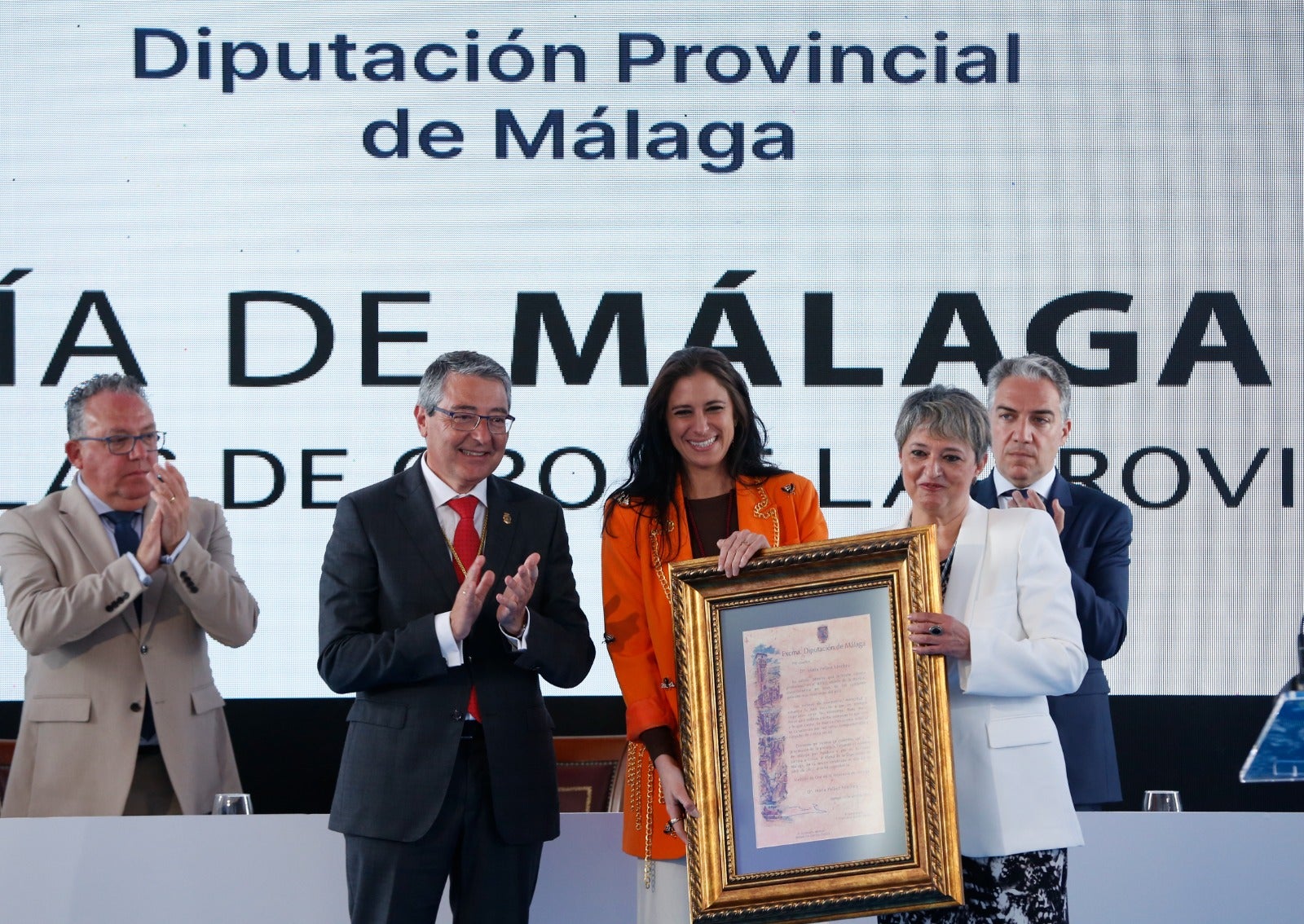 La Diputación de Málaga entrega sus Medallas de Oro a Elías Bendodo, María Peláe, Miguel Ángel Herrera, el aeropuerto y la Liga Provincial de Jábegas y una Mención Honorífica al pueblo de Ucrania