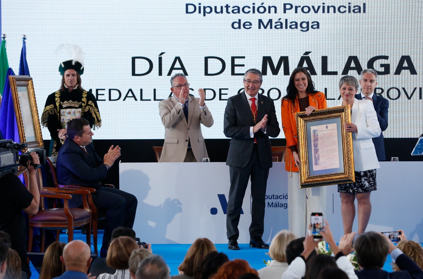 La Diputación de Málaga entrega sus Medallas de Oro a Elías Bendodo, María Peláe, Miguel Ángel Herrera, el aeropuerto y la Liga Provincial de Jábegas y una Mención Honorífica al pueblo de Ucrania